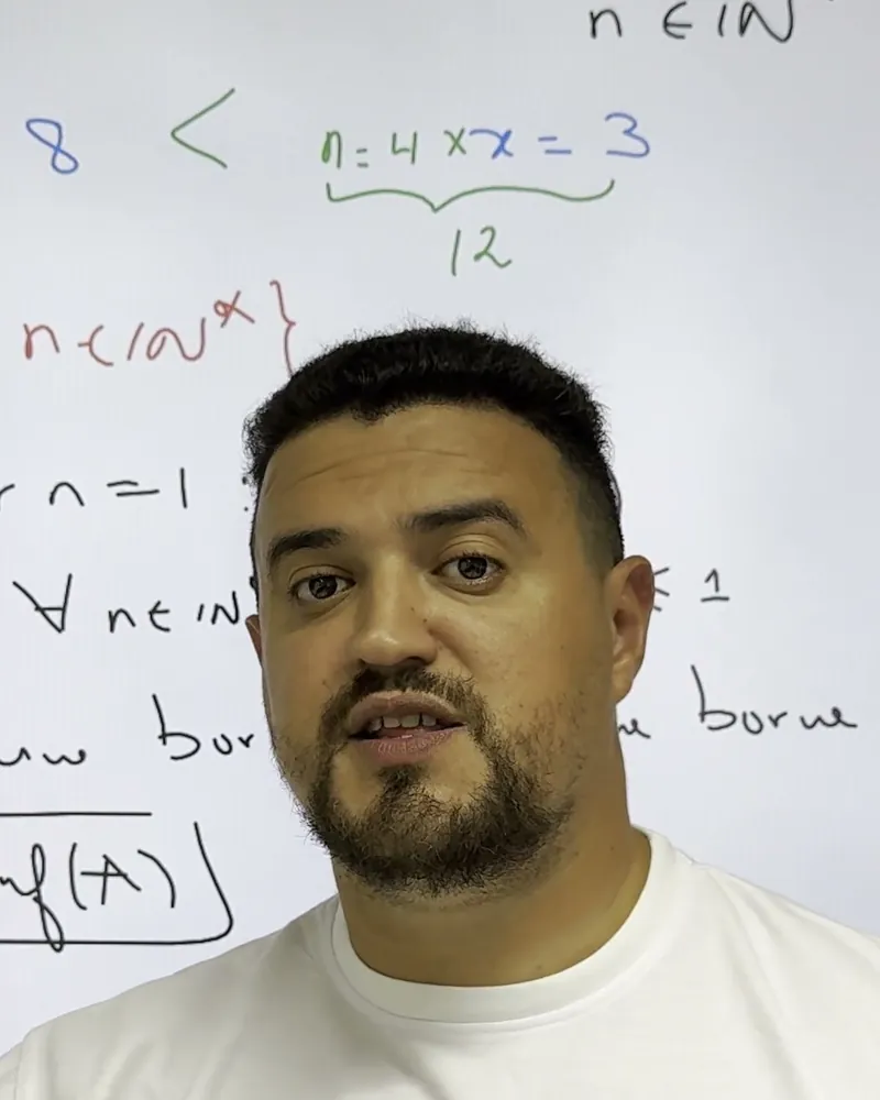 Prof Reda devant son tableau, pendant un cours de maths filmé pour MC² Academy