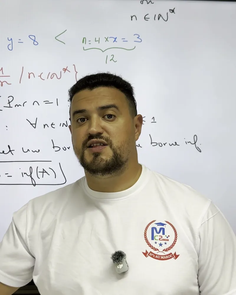 Prof Reda devant son tableau, pendant un cours de maths filmé pour MC² Academy